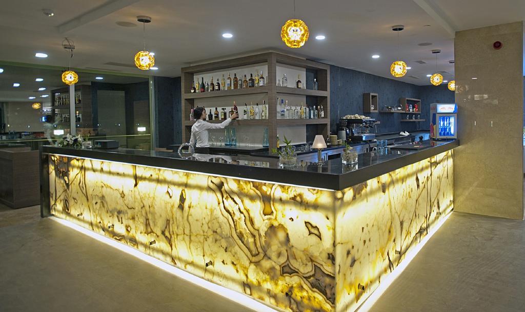 シェバヒル ホテル イスタンブール アジア エクステリア 写真 A bar made of translucent stone